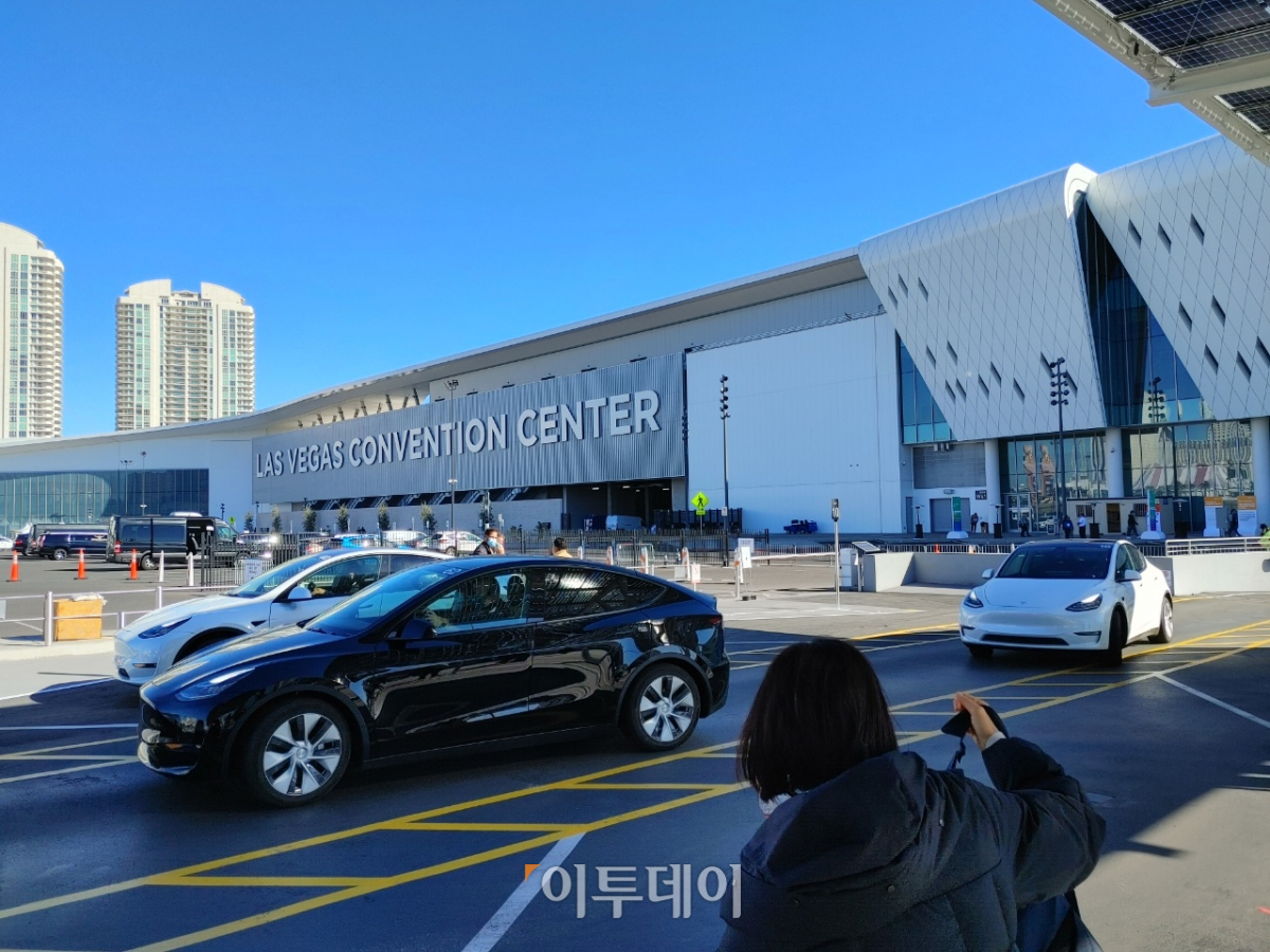 ▲라스베이거스 컨벤션센터 웨스트홀 앞에 설치된 베이거스 루프 승차장  (유창욱 기자 woogi@)