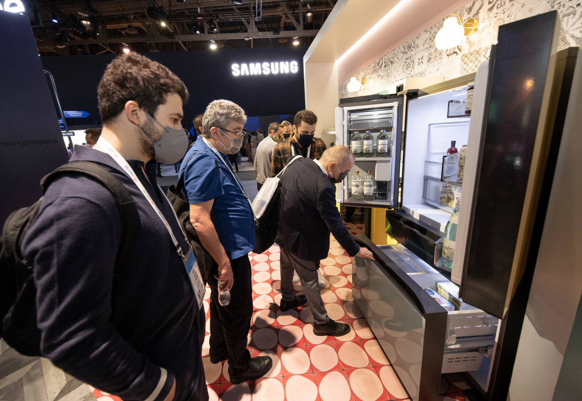 ▲비스포크 홈 전시존을 찾은 관람객들이 비스포크 냉장고를 열어보고 있다.  (사진제공=삼성전자)