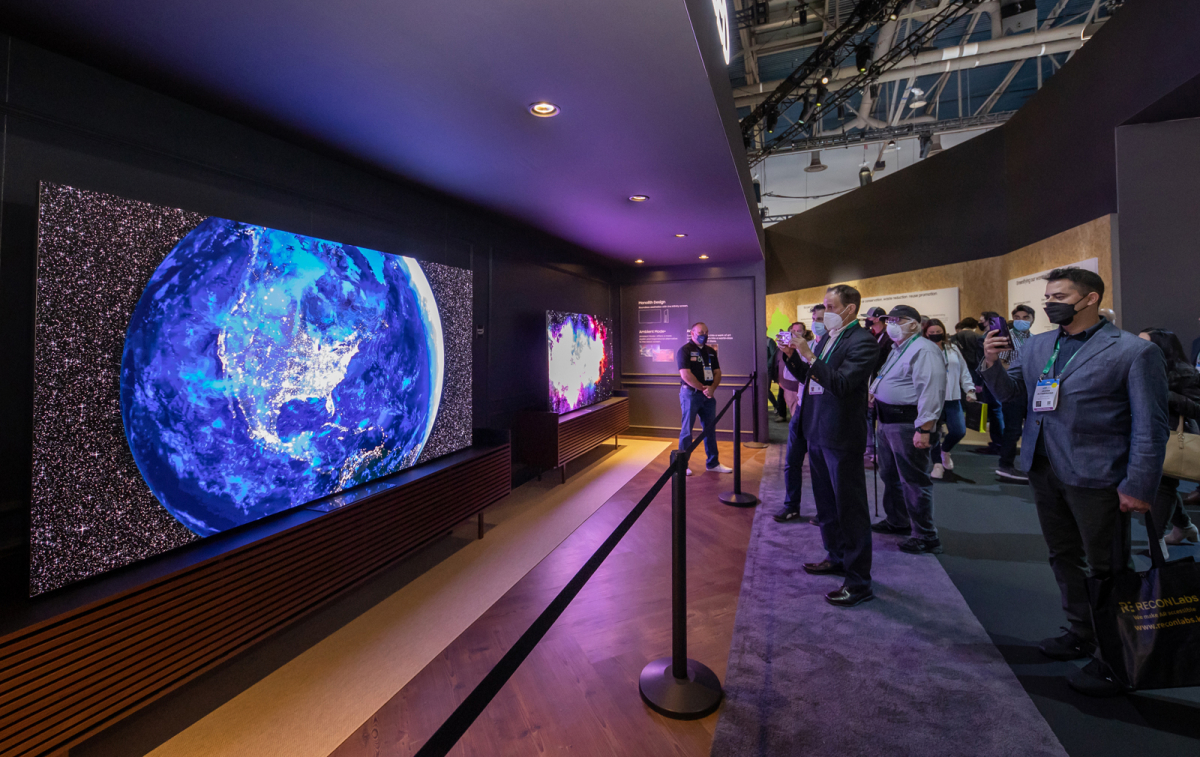▲CES2022 컨벤션센터에서 열린 삼성전자 전시관에서 관람객들이 마이크로 LED 앞에 멈춰서 있다. (사진제공=삼성전자)