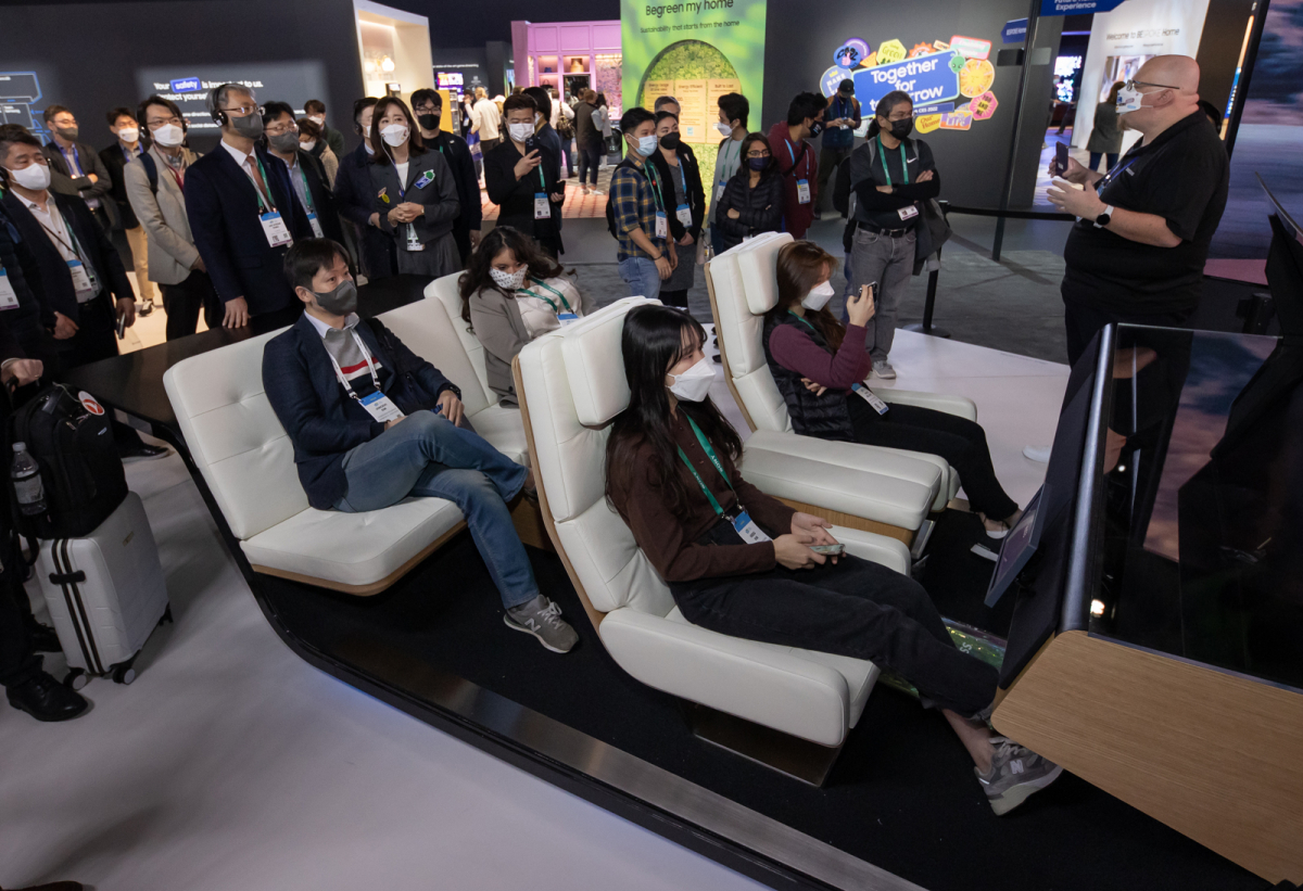 ▲삼성전자 전시관을 방문한 관람객들이 증강현실(AR) 기반 미래 차량 드라이빙 체험을 하고 있다. (사진제공=삼성전자)