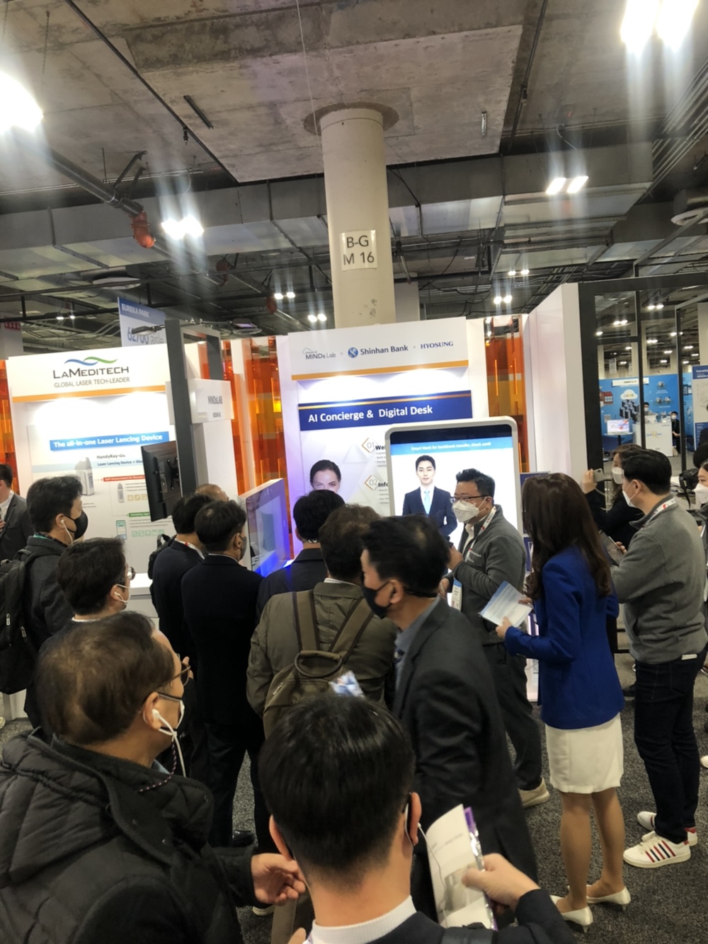 ▲신한은행이 미국 라이베이거스에서 열린 CES 2022에 참가해 ‘베네시안 엑스포관 유레카파크 G 62536-52’ 부스에서 AI 뱅커 활용 금융서비스를 시연하고 있다.