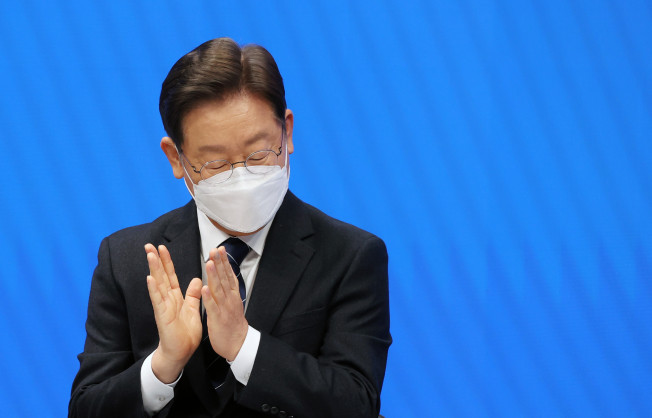 ▲더불어민주당 이재명 대선 후보가 6일 오전 서울 강남구 코엑스 스튜디오159에서 열린 한국무역협회 초청 'CES2022 라이브' 혁신기업 정책간담회에서 박수치고 있다.  (연합뉴스)