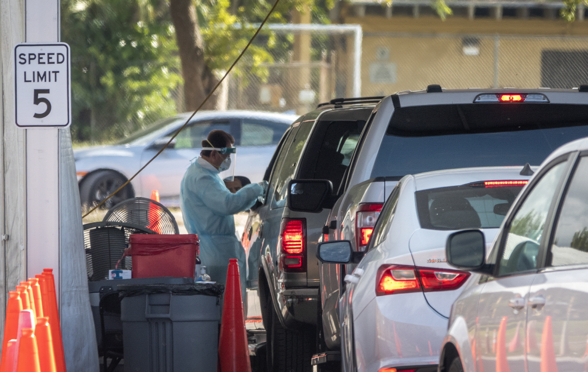 ▲미국 플로리다주 마이애미에서 4일(현지시간) 차량들이 신종 코로나바이러스 감염증(코로나19) 검사센터에 줄지어 서 있다. 마이애미/EPA연합뉴스