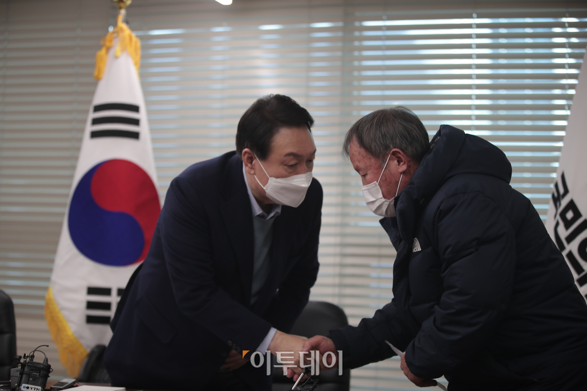 ▲윤석열 국민의힘 대선 후보가 7일 오후 서울 여의도 당사에서 대장동 특혜 의혹 피해 원주민과 만나 악수를 나누고 있다. (제공=국민의힘 중앙선대위)