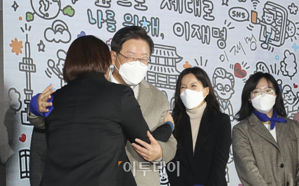 ▲7일 용산구 백범김구기념관에서 열린 더불어 민주당 서울시 선대위 출범식에 참석한 이재명후보가 참가자들과 인사를 나누고 있다. 국회사진취재단  (이투데이DB)