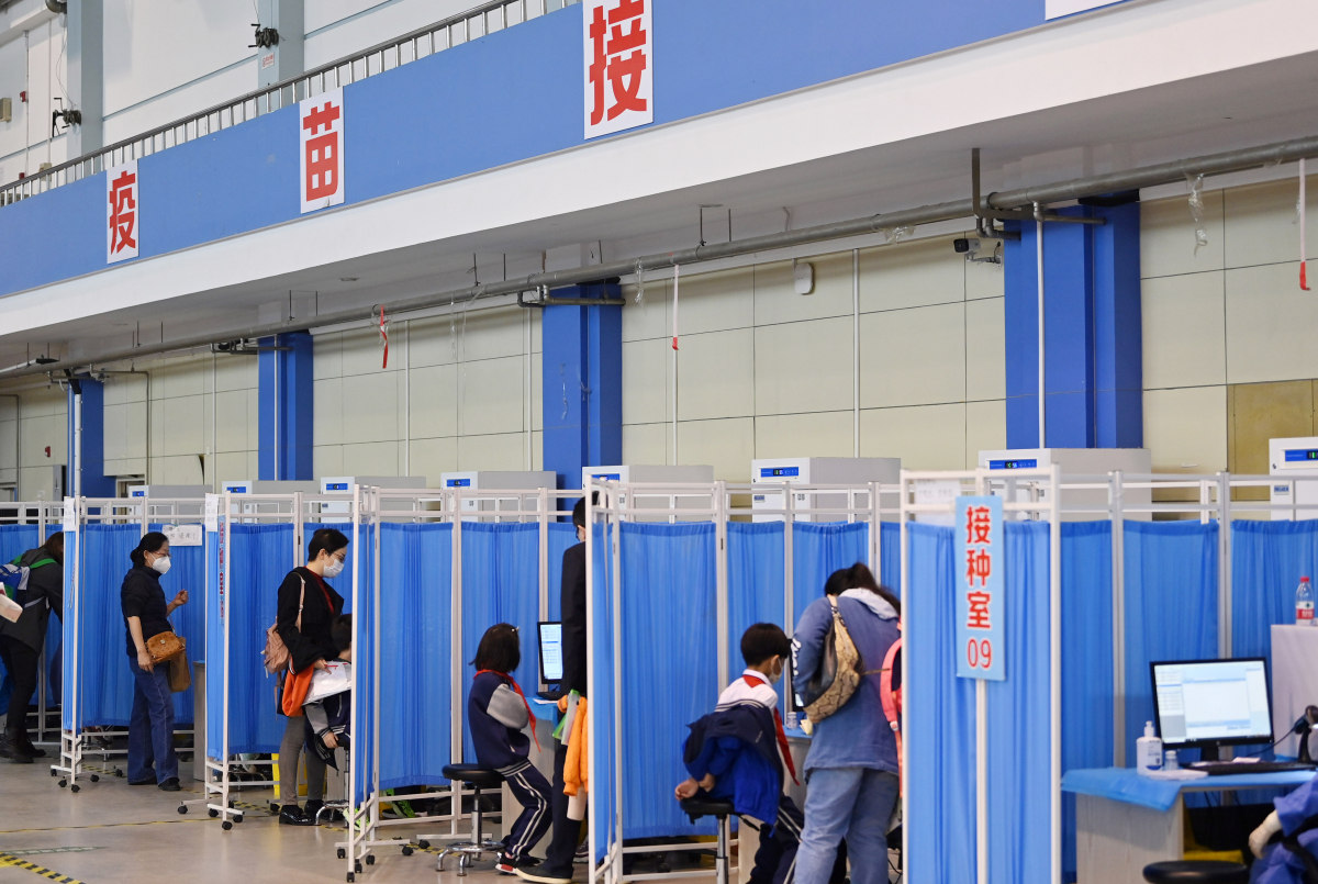 ▲중국 톈진 한 코로나19 백신 접종 센터에서 지난해 11월 4일(현지시간) 어린이들이 부모와 동반해 백신을 접종 받고 있다. 톈진/신화뉴시스