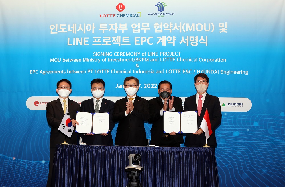 ▲(오른쪽부터 순서대로)홍현성 현대엔지니어링 플랜트사업본부장과 간디 술리스티얀토 주한 인도네시아 대사, 김교현 롯데케미칼 부회장 등이 7일 서울 롯데타워에서 열린 '인도네시아 라인 프로젝트' 계약 서명식에서 기념촬영을 하고 있다. (사진제공=현대엔지니어링)