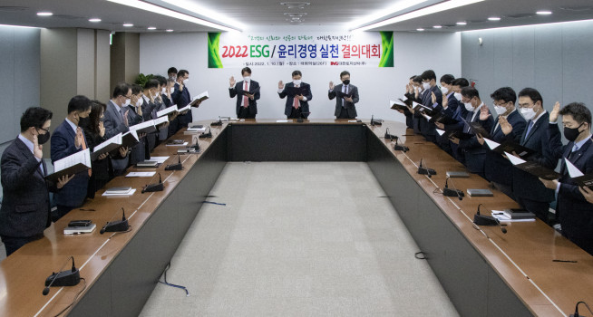 ▲ESG 경영 강화를 결의하는 이훈복 대한토지신탁 대표와 주요 임직원. (자료제공=대한토지신탁)