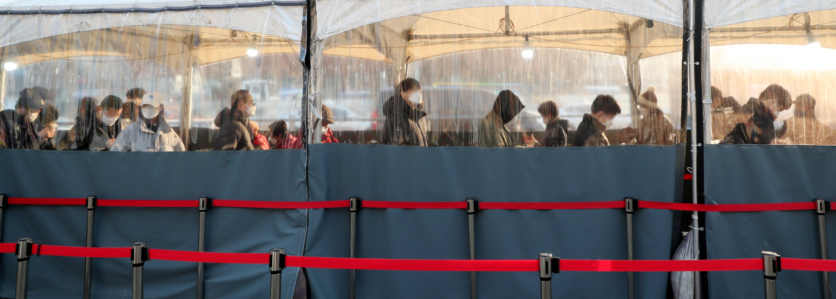 ▲코로나19 검사 대기자를 위한 번호표 시스템이 운영이 시작된 10일 오전 서울 중구 서울역 코로나19 임시선별검사소에서 번호표를 받은 시민들이 대기하고 있다. (뉴시스)