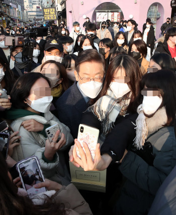 ▲더불어민주당 이재명 대선 후보가  9일 오후 서울 마포구 홍대거리에서 시민들을 만나 기념촬영을 하고 있다. (국회사진기자단)