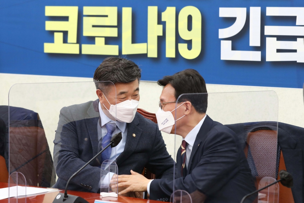 ▲더불어민주당 윤호중 원내대표(왼쪽)와 김민석 국회 보건복지위원장이 지난달 15일 오후 국회에서 열린 코로나19 긴급당정협의에서 악수를 하고 있다. 신태현 기자 holjjak@ (이투데이DB)