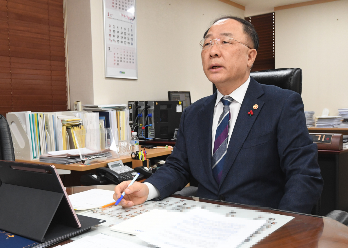 ▲홍남기 부총리 겸 기획재정부 장관이 1월 10일 광화문 정부서울청사에서 화상으로 기획재정부 확대간부회의를 주재하고 있다. (사진제공=기획재정부)