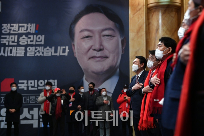 ▲윤석열 국민의힘 대선 후보가 10일 오전 인천광역시 연수구 송도센트럴파크 호텔에서 열린 인천시 선거대책위원회 출범식에 참석해 국민의례를 하고 있다. 국회사진취재단  (이투데이DB)