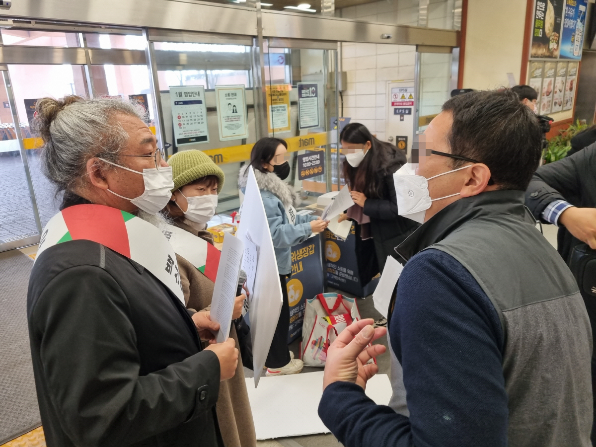 ▲(뉴시스) 10일 정부의 방역지침에 전면 반대하고 나선 손현준 충북대학교 의과대학과 교수가 충북 청주의 한 마트에 진입을 시도하자 매장 직원이 방역패스 지침을 설명하고있다.