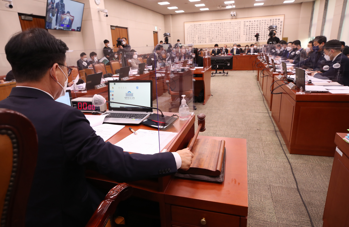 ▲10일 오후 국회에서 열린 법제사법위원회 전체회의에서 박광온 위원장이 의사봉을 두드리고 있다. (연합뉴스)