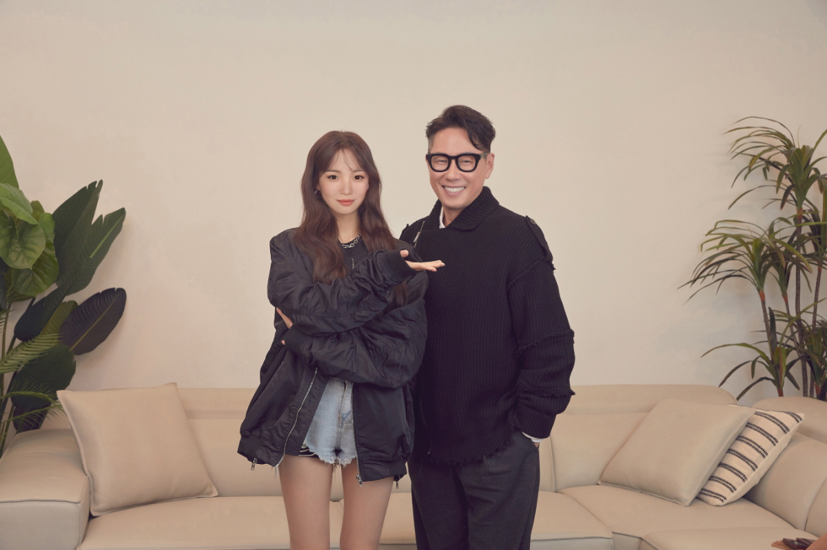 ▲래아(왼쪽)가 윤종신(오른쪽)과 손잡고 가수로 데뷔한다.  (사진제공=LG전자)