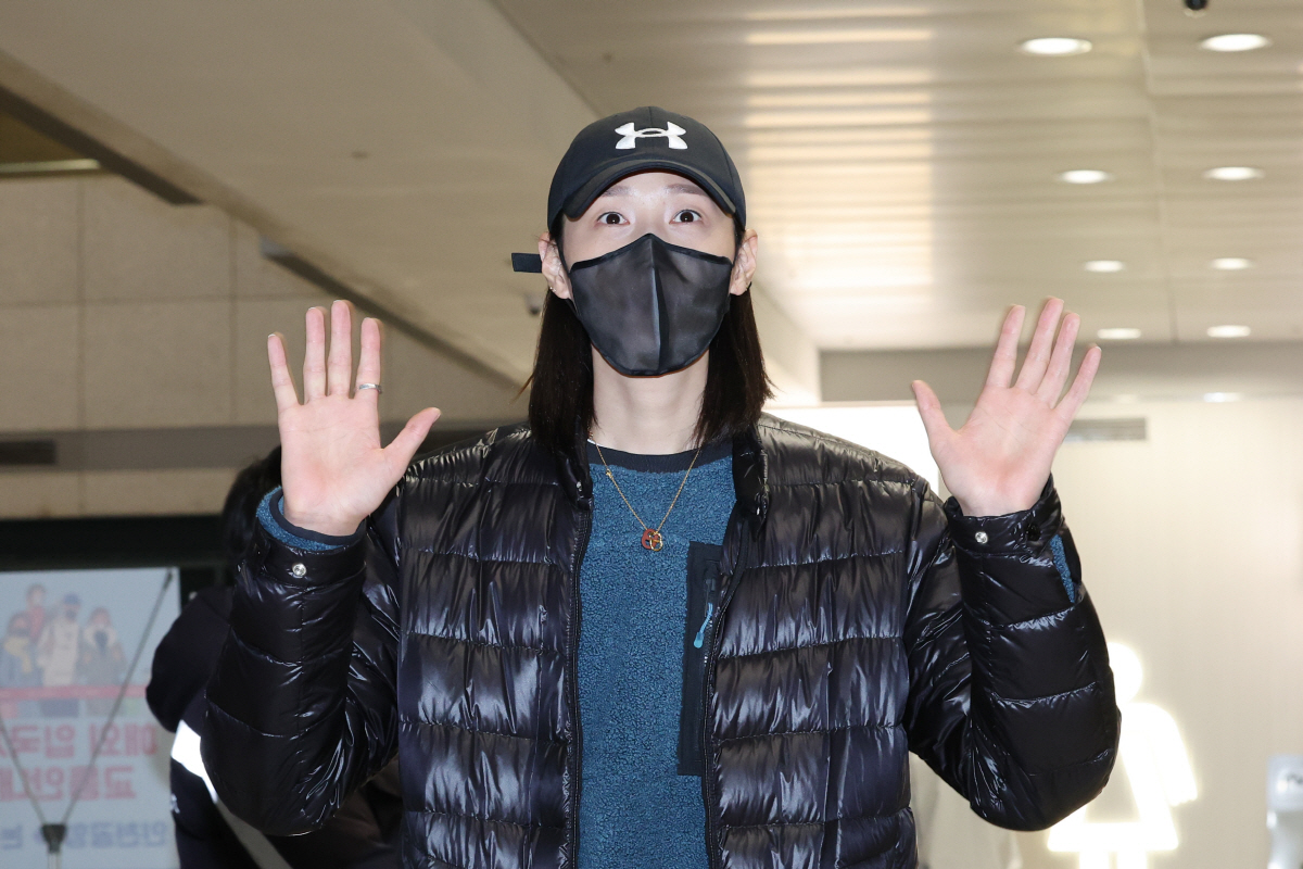 ▲한국 여자배구 간판 김연경이 중국여자배구 슈퍼리그를 마친 뒤 10일 오후 인천국제공항을 통해 귀국하고 있다./ 연합뉴스