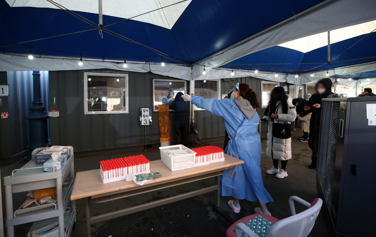 ▲코로나19 신규 확진자가 3097명으로 집계된 11일 오전 서울 중구 서울역광장에 마련된 코로나19 중구임시선별검사소에서 시민들이 검사를 받기 위해 줄 서 있다. 위중증 환자는 780명으로 이틀째 700명대를 유지했다. (뉴시스)