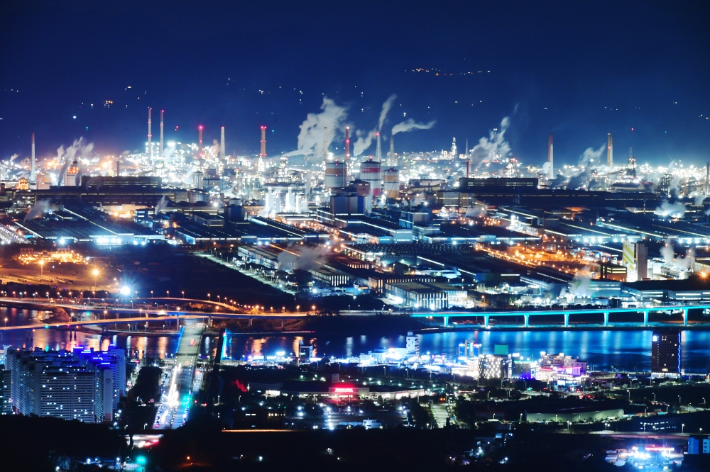 ▲코로나19 여파에도 올해 연간 수출액 역대 1위 기록, 밤새 불이 꺼지지 않는 전남 광양시 포스코 광양제철소.  (신태현 기자 holjjak@)