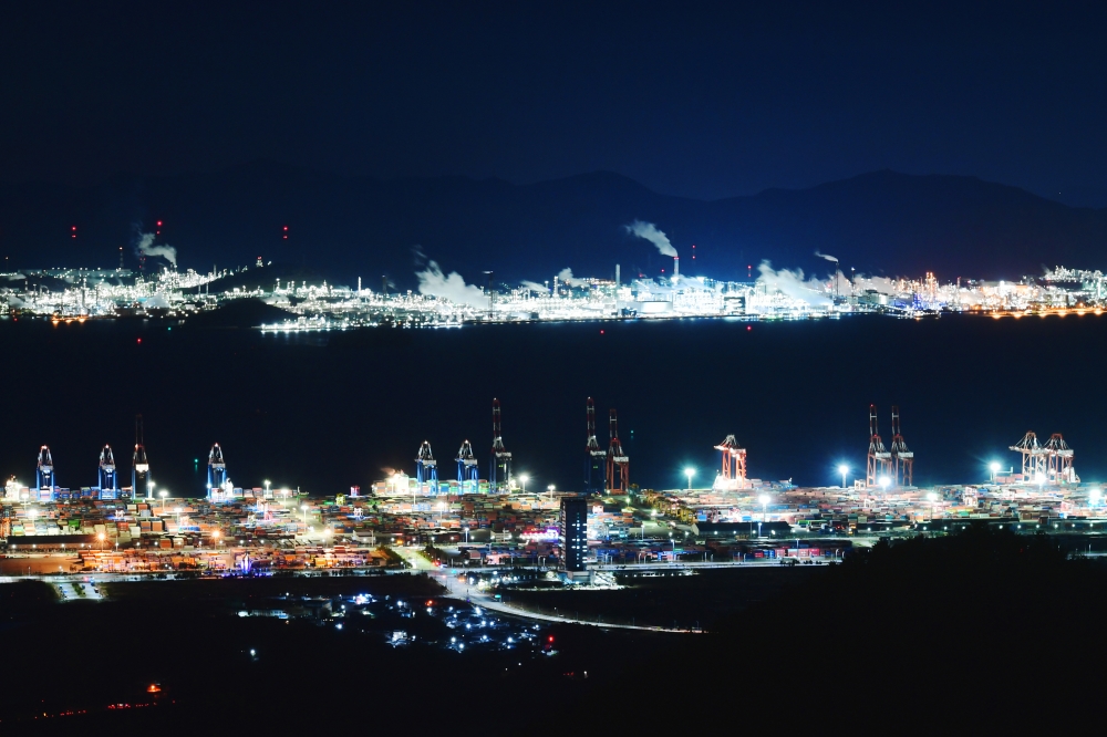 ▲코로나19 여파에도 올해 연간 수출액 역대 1위 기록, 밤새 불이 꺼지지 않는 전남 광양항 컨테이너부두와 여수국가산업단지. (신태현 기자 holjjak@)