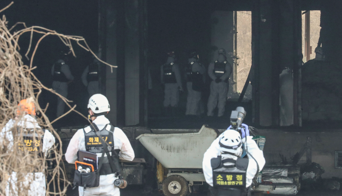 ▲진화작업 도중 소방관 3명이 순직한 경기도 평택시 한 신축 공사장 화재 현장에서 10일 오전 경찰과 소방, 국립과학수사연구원 등 관계자들이 합동감식을 하고 있다. (연합뉴스)
