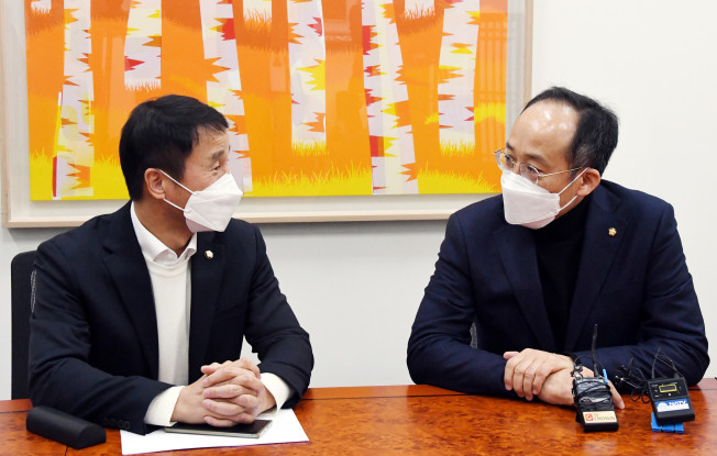 ▲더불어민주당 한병도 원내수석부대표(왼쪽)와 국민의힘 추경호 원내수석부대표가 11일 오후 국회에서 코로나19 피해 지원을 위한 추가경정예산안 편성과 대장동 개발 특혜 의혹 수사를 위한 특별검사법안 등을 논의하기 위해 회동하고 있다. (연합뉴스)
