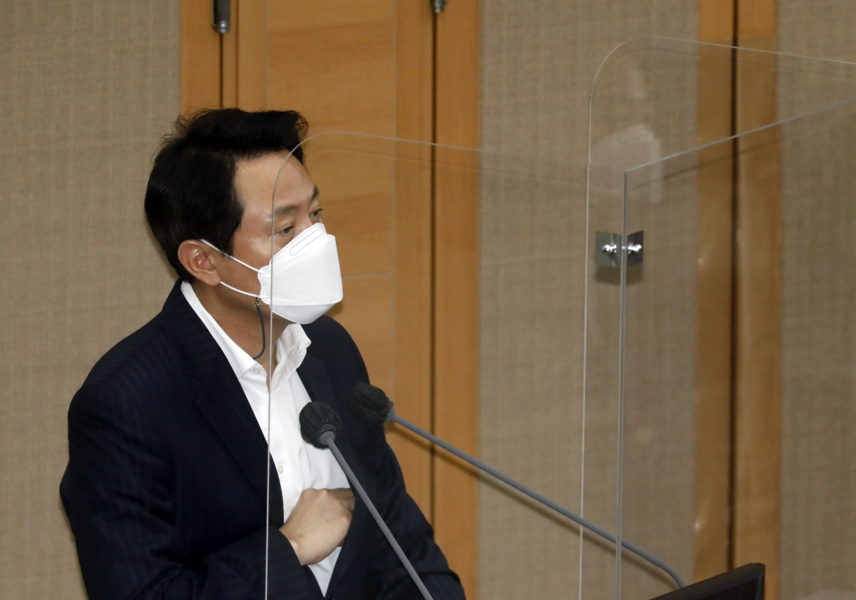▲오세훈 서울시장이 지난해 11월 서울시의회에서 열린 제303회 정례회 제2차 본회의 시정질문에서 김경 더불어민주당 시의원 질문에 답하고 있다.  (뉴시스)