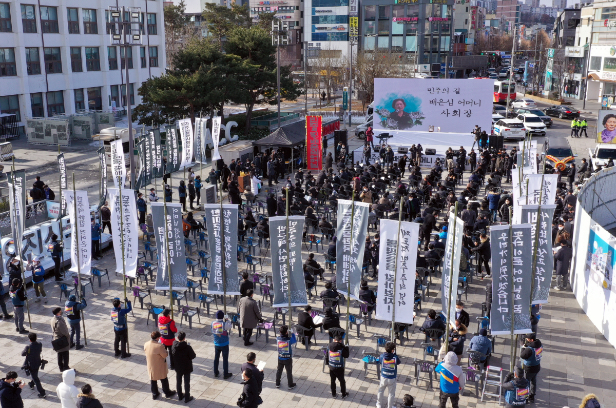 ▲11일 오전 광주 동구 5·18민주광장에서 열린 이한열 열사의 모친인 고(故) 배은심 여사의 영결식에서 만장 행렬이 고인의 마지막 가는 길을 배웅하고 있다. (연합뉴스)
