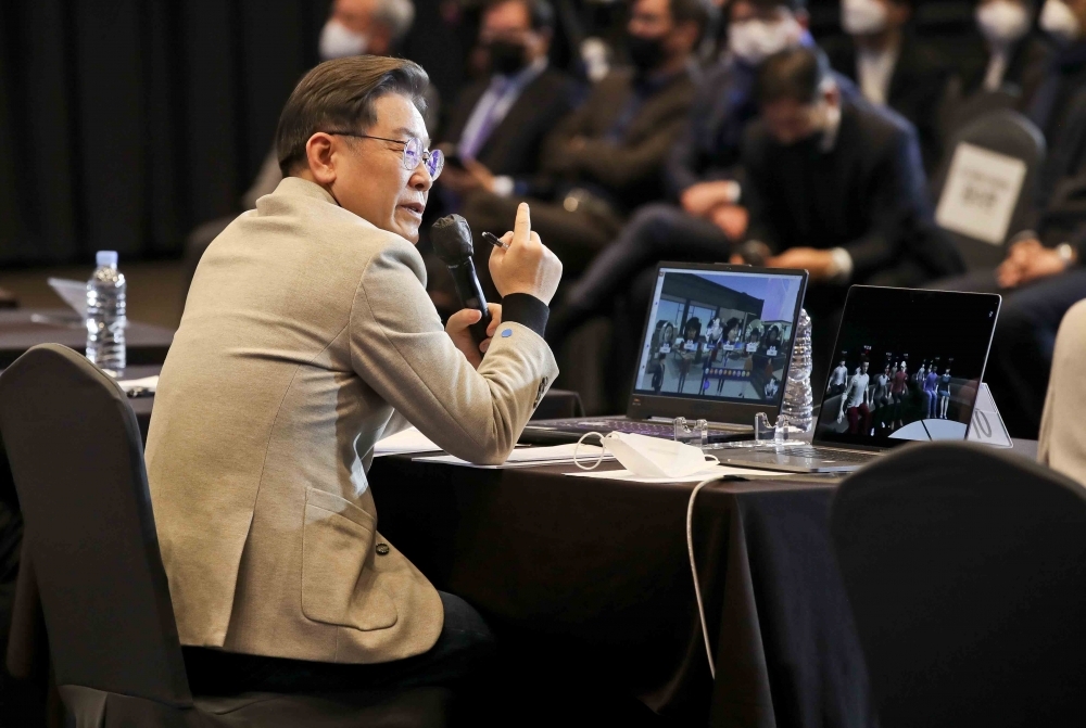 ▲이재명 더불어민주당 대선 후보가 11일 오후 서울 영등포구 중소기업중앙회관에서 열린 디지털·혁신 대전환위원회 정책 1호 발표회에서 메타사회 시연 중 발언하고 있다. 신태현 기자 holjjak@ (이투데이DB)