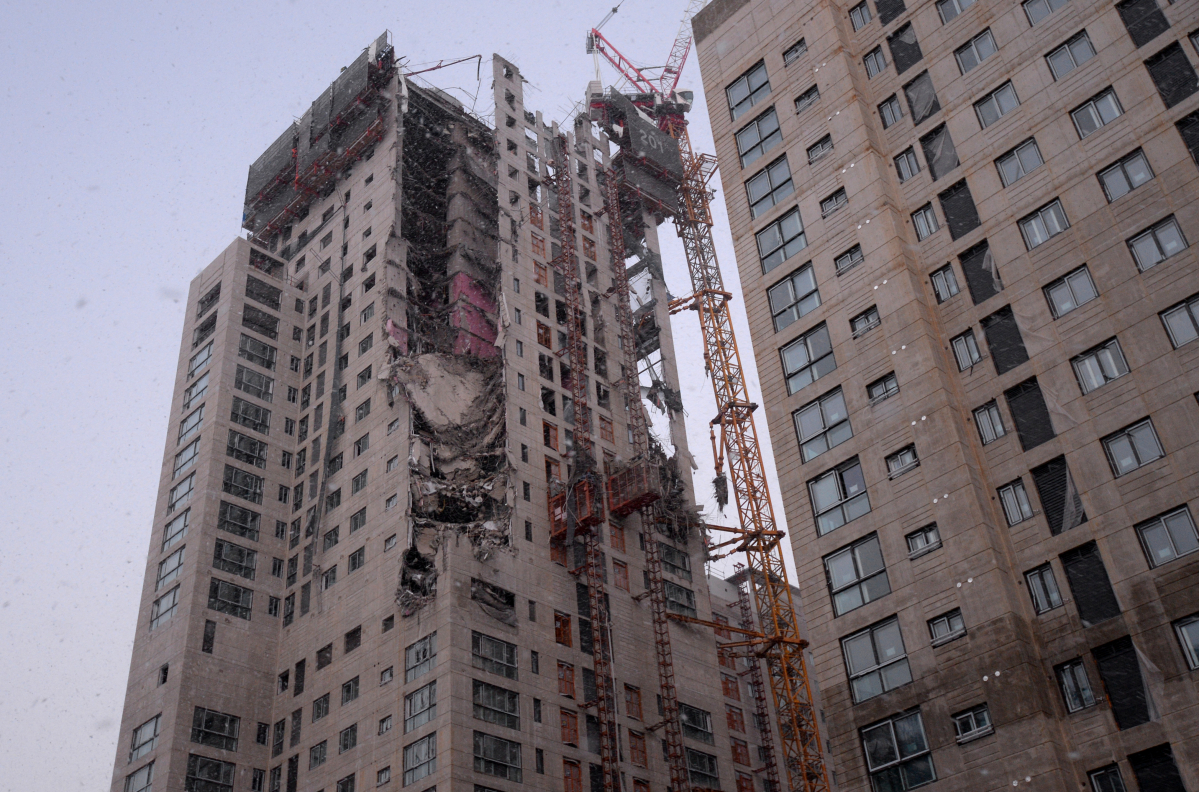 ▲11일 오후 3시 47분께 광주 서구 화정동 한 고층아파트 신축 현장 외벽이 무너져 내렸다. 이 사고로 현재까지 1명이 경상을 입었고, 무너져 내린 건축물 잔해물에 주변 주·정차 차량 10여대가 깔렸다. (뉴시스)