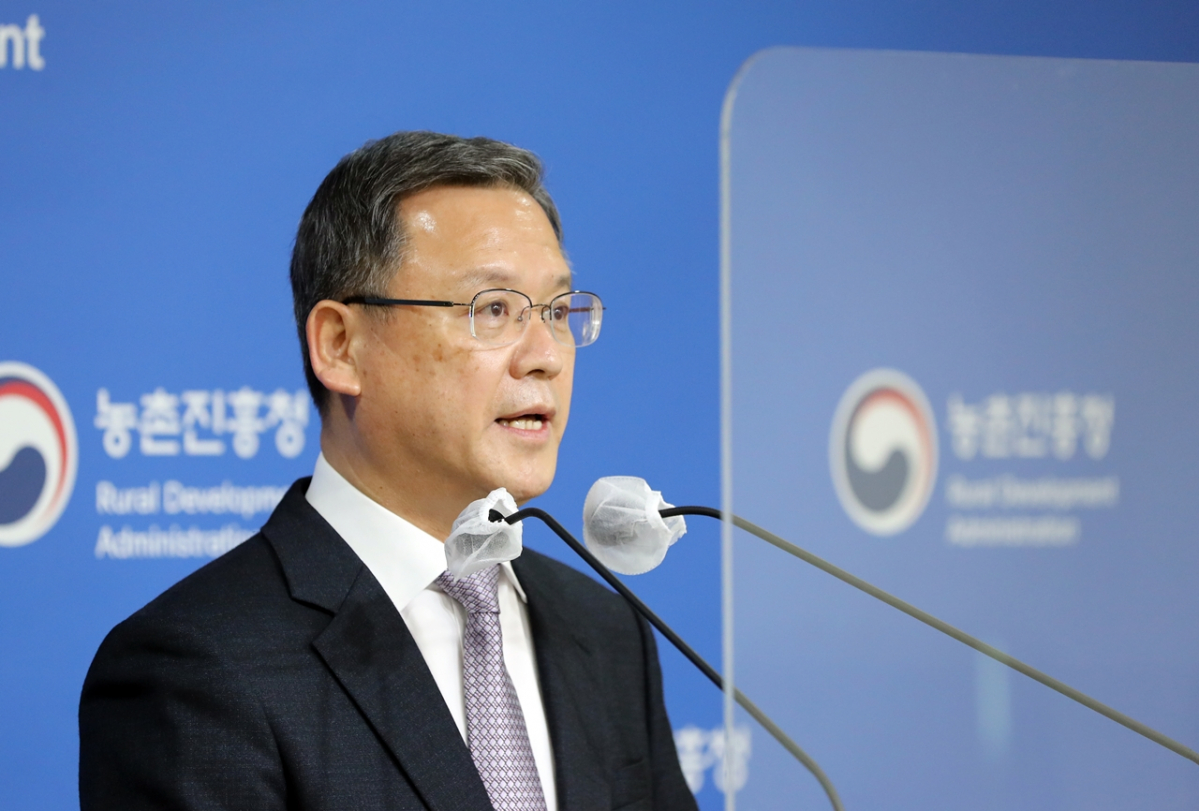 ▲김두호 농촌진흥청 차장이 12일 '2050 탄소중립 실현 농업기술 개발과 현장보급 추진전략'에 대한 브리핑을 하고 있다. (사진제공=농촌진흥청)