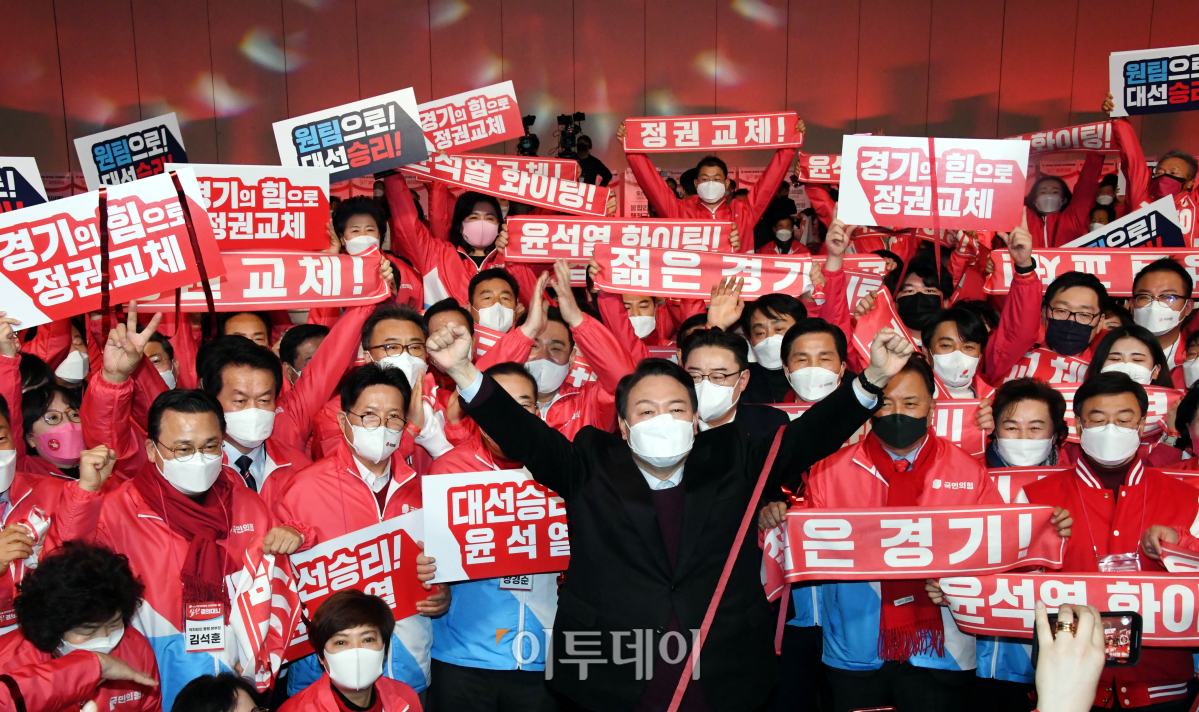 ▲윤석열 국민의힘 대선 후보가 12일 오후 고양시 킨텍스 전시장에서 열린 경기도 선거대책위원회 출범식에서 정권교체를 외치며 포즈를 취하고 있다. (국회사진취재단)