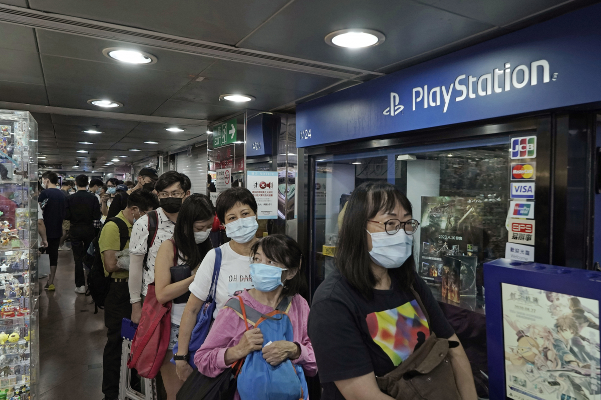 ▲2020년 9월 홍콩의 한 게임매장 앞에 소니 플레이스테이션5 예약판매를 위해 긴 줄을 서고 있다. AP뉴시스