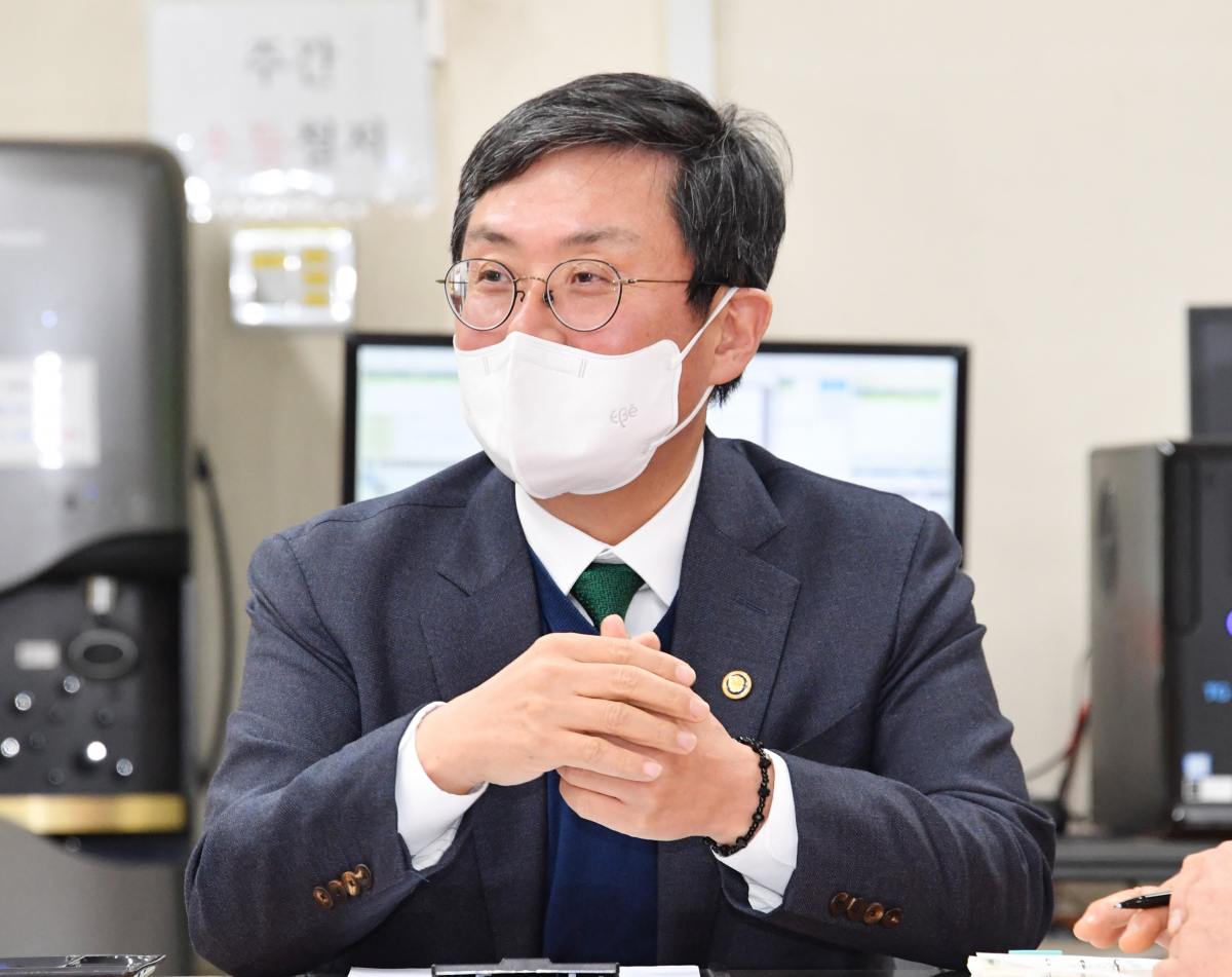 ▲안도걸 기획재정부 차관이 1월 12일 경기 수원소방서를 방문,구급대원 애로사항 청취 및 격려를 하고 있다. (사진제공=기획재정부)