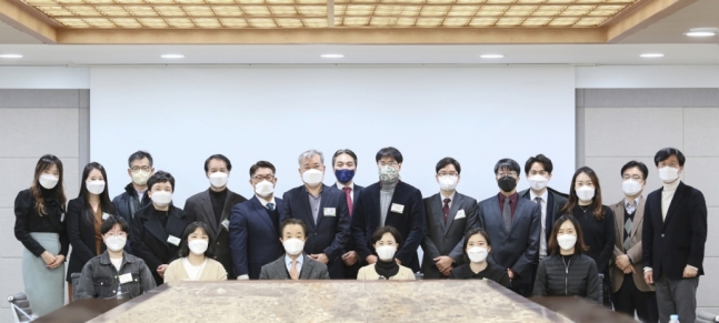 ▲고철환 성신학원 이사장(앞줄 왼쪽 세번째),양보경 성신여대 총장(앞줄 오른쪽 세번째)과 위촉된 위원 및 감사관들이 기념촬영을 하고 있다. (성신여대 제공)