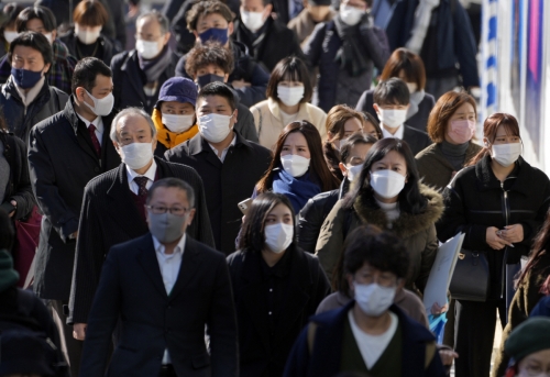 ▲일본 도쿄에서 7일 사람들이 마스크를 쓴 채 걷고 있다. 도쿄/EPA연합뉴스
