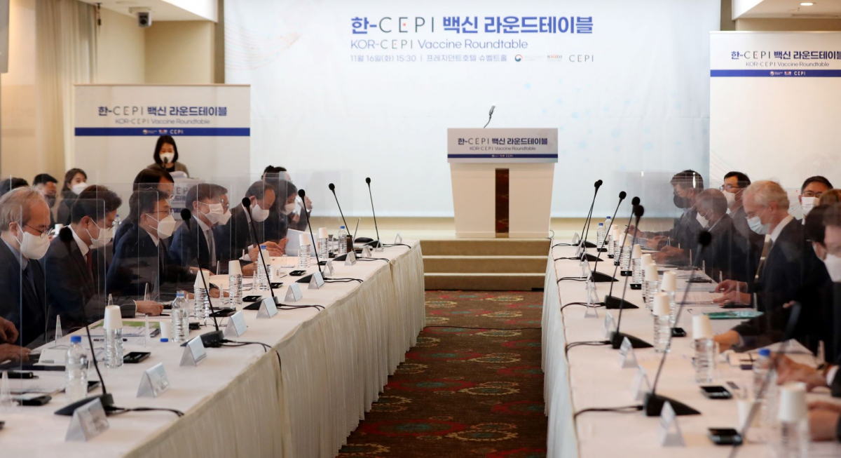 ▲한-CEPI 백신 라운드테이블이 열린 지난해 11월 16일 오후 서울 중구 프레지던트 호텔에서 권덕철 보건복지부 장관과 리처드 해쳇 감염병혁신연합(CEPI) 대표가 참석해 있다.  (뉴시스)