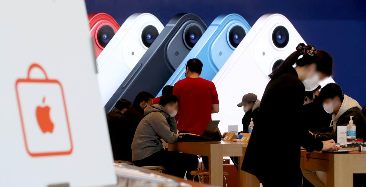 ▲지난 4일 오후 서울 강남구 애플스토어 가로수길점에서 고객들이 제품을 둘러보고 있다.  (뉴시스)