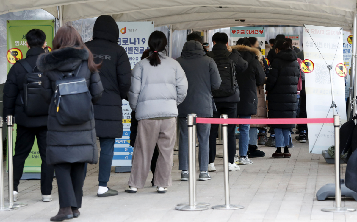 ▲0시 기준 코로나19 신규 확진자가 4167명으로 집계된 13일 오전 서울시청 앞 서울광장 임시선별검사소에서 시민들이 검사를 받기 위해 기다리고 있다. (뉴시스)