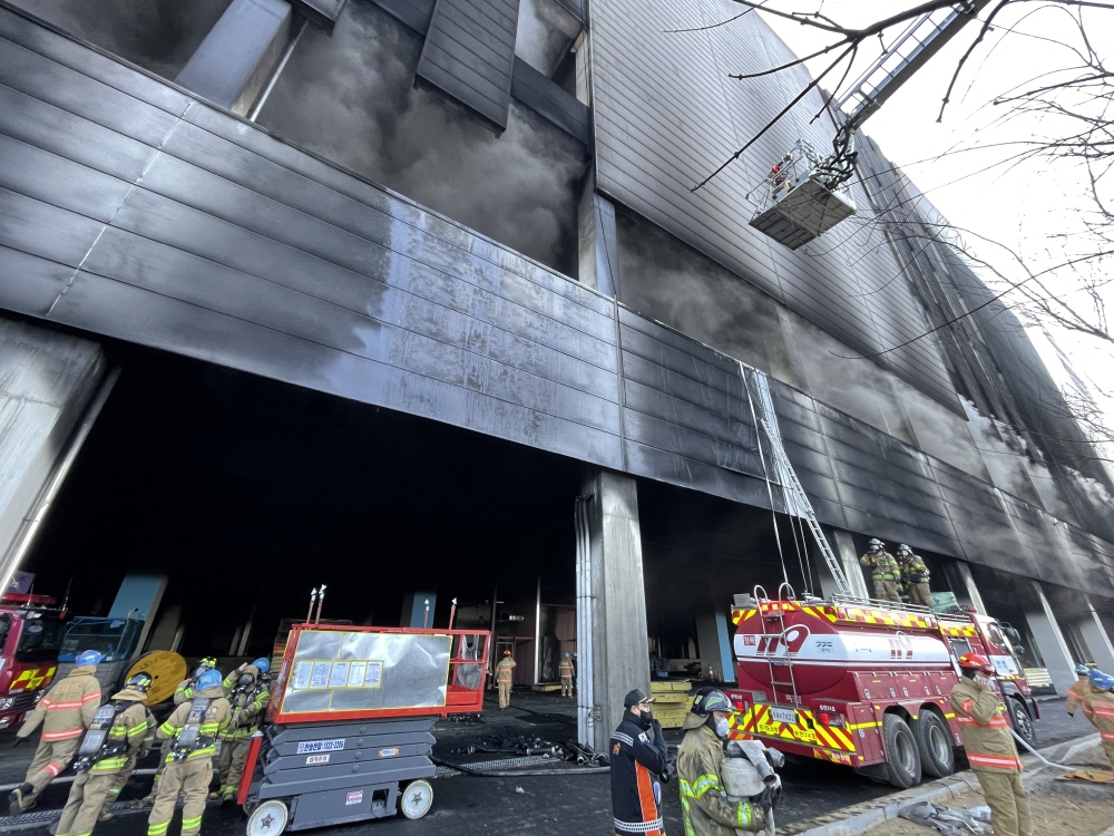 ▲6일 오전 경기 평택시 청북읍의 한 냉동창고 신축 현장에서 불이 나 연기가 치솟고 있다. (연합뉴스)