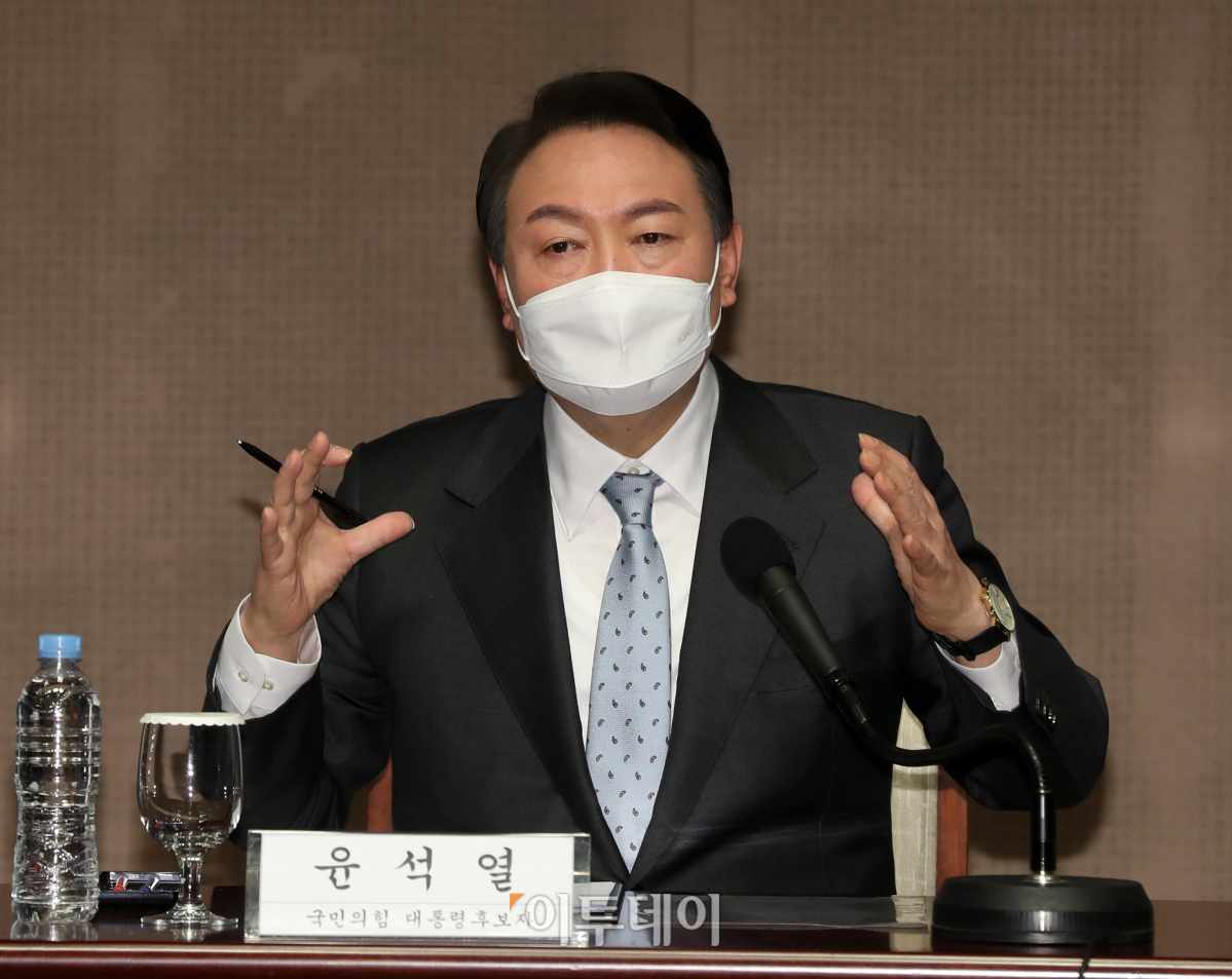 ▲윤석열 국민의힘 대선 후보가 13일 오전 서울 중구 한국프레스센터에서 열린 한국행정학회·한국정책학회 주최 대통령선거 후보자초청 대토론회에서 패널의 질문에 답하고 있다. (국회사진취재단)