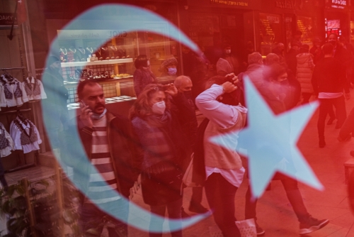 ▲터키 이스탄불에서 상점에서 물건을 살펴보는 사람들 위로 터키 국기가 오버랩돼 있다. 이스탄불/EPA연합뉴스
