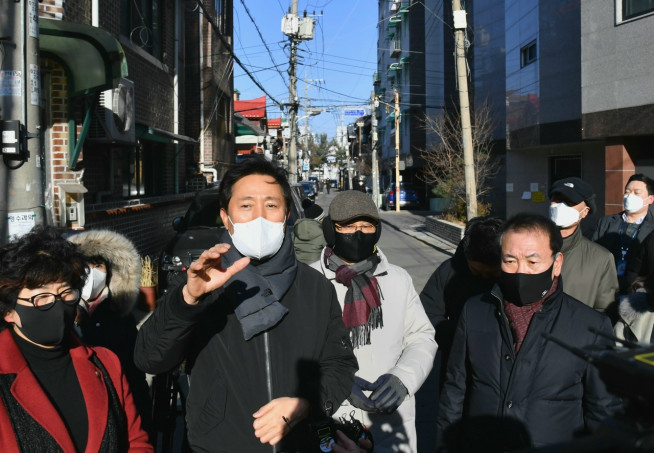 ▲오세훈 서울시장이 13일 강북구 번동 모아주택 시범사업지를 찾아 설명을 하고 있다.  (사진제공=서울시)
