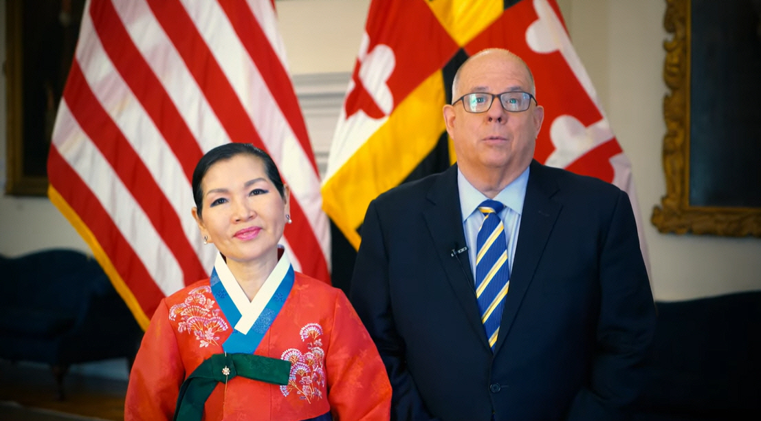 ▲유미 호건(왼쪽) 여사와 래리 호건 미국 메릴랜드 주지사가 13일(현지시간) 미주 한인의 날 축하 메시지를 전하고 있다. 출처 메릴랜드주 웹사이트
