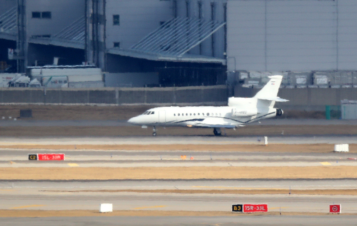 ▲미국 라스베이거스에서 열린 세계 최대 전자·IT 전시회 'CES 2022'에 참가했다 코로나19 확진 판정을 받은 삼성전자 직원들이 탄 전세기가 13일 오후 인천국제공항에 착륙하고 있다. (뉴시스)