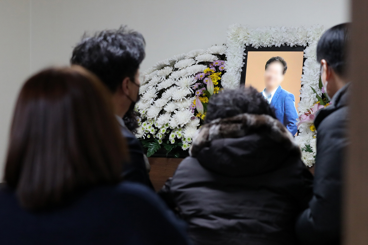 ▲13일 오후 서울 양천구 한 장례식장에 마련된 이재명 더불어민주당 대선후보의 변호사비 대납 의혹 최초 제보자 이모 씨 빈소의 모습. (뉴시스)
