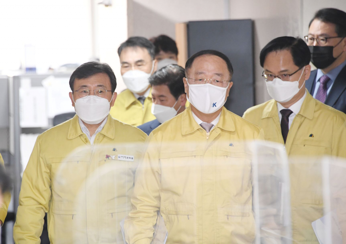 ▲홍남기 경제부총리 겸 기획재정부 장관(가운데)과 권덕철 보건복지부 장관(왼쪽)이 14일 서울 광화문 정부서울청사에서 진행된 '방역조치 연장 및 소상공인 지원 관련 정부 합동 브리핑'을 위해 브리핑룸에 입장하고 있다. (자료=기획재정부)