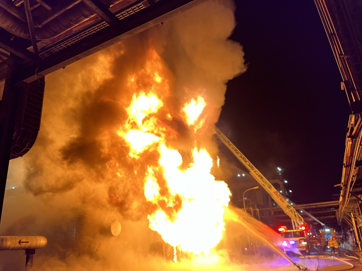 ▲올해 1월 12일 오전 울산시 남구 SK에너지 울산공장 에너지저장장치(ESS)에서 불이 나 소방대가 진화 작업을 벌이고 있다. (연합뉴스)