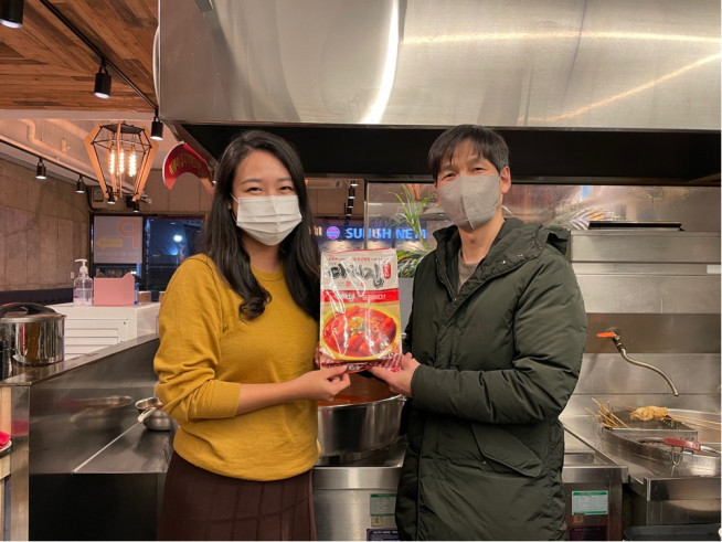 ▲조은비 롯데마트 개발MD와 부산 다리집 떡볶이 사장님(사진제공=롯데마트)