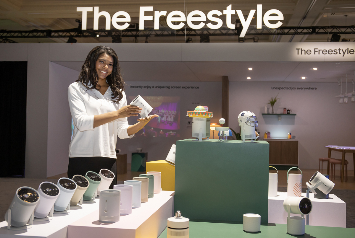 ▲미국 라스베이거스에 위치한 시저스 팰리스에 마련된 삼성전자 더 퍼스트룩 쇼케이스 별도 전시 부스에서 직원들이 포터블 스크린 '더 프리스타일'을 소개하고 있다. (사진제공=삼성전자)